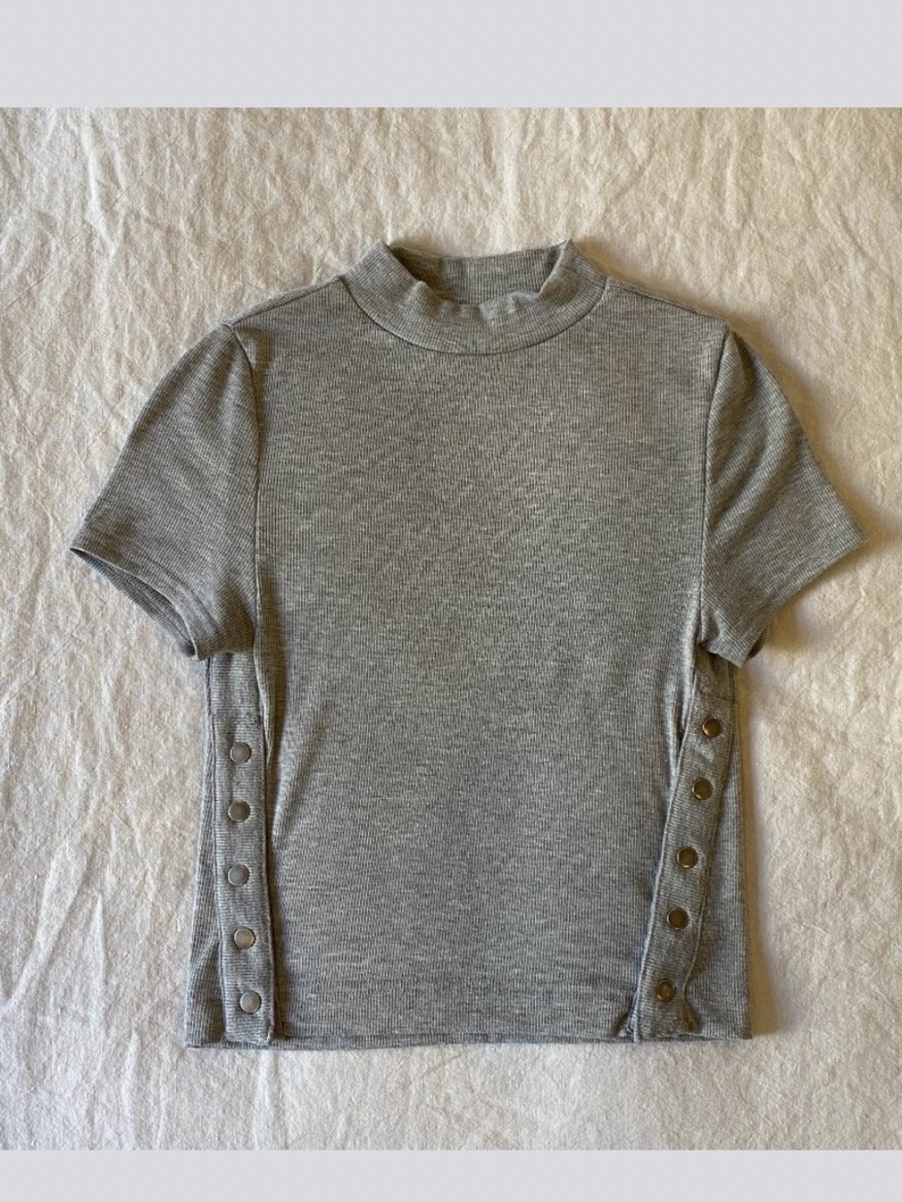 We the Free Heather Gray Mock Neck Short-Sleeve Top w/Statement Side Buttons EUC